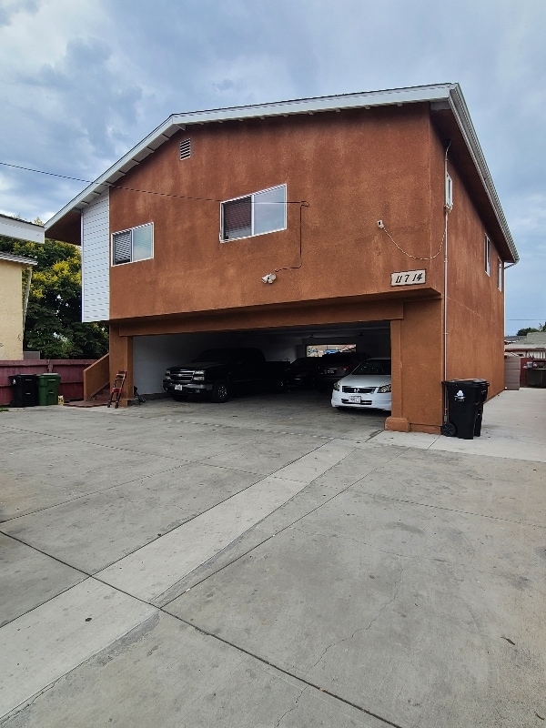 Building Photo - 11716 S Central Ave