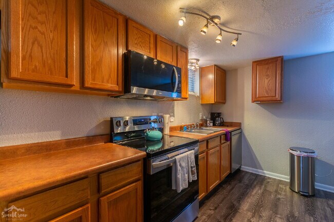 Building Photo - Charming Garden Level 2-Bedroom in Denver