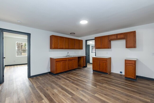 Building Photo - Spacious Three Bedroom Remodeled Home!