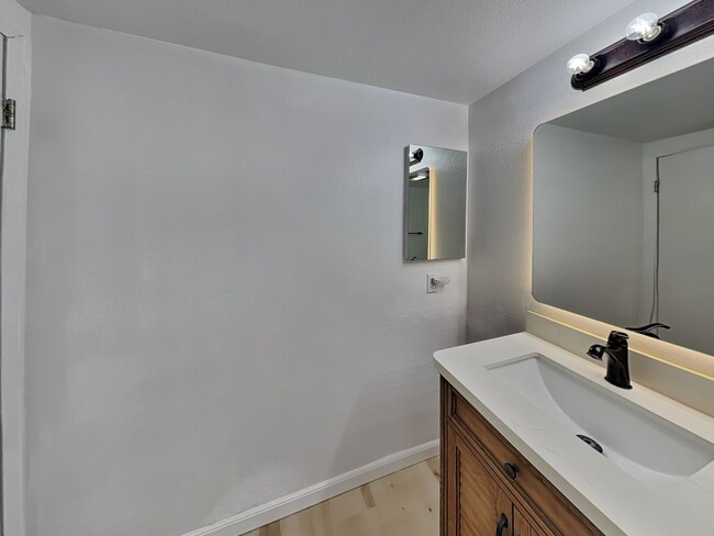 Building Photo - Well-Lit 1 Bedroom, 1 Bathroom Condo in Oa...