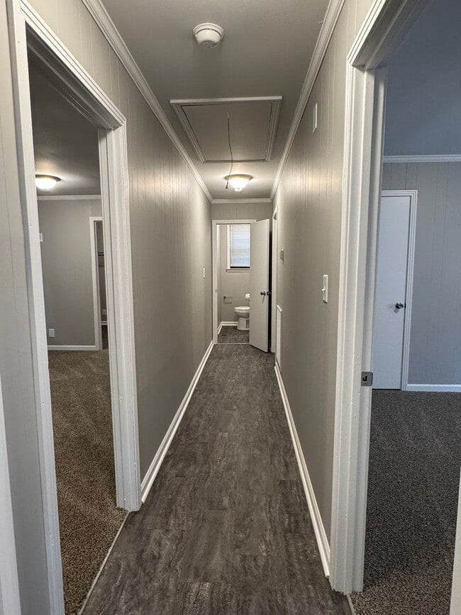 Building Photo - Excellent location! Just Remodeled 2 Bed/1...