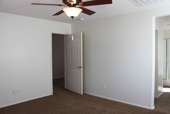 Building Photo - Beautiful 4 Bedroom in Lyons Gate!