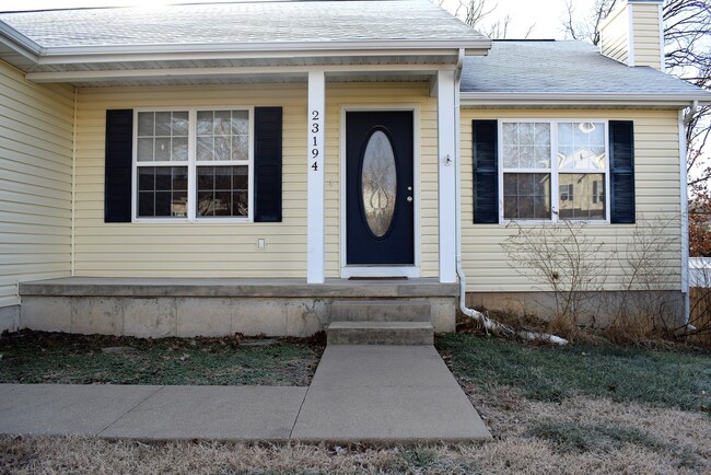 Building Photo - Beautiful spacious home in Waynesville