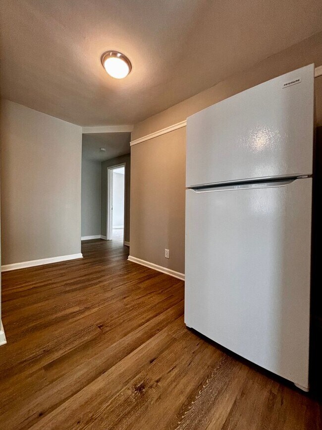 Building Photo - Newly Renovated 2 bedroom in Fairborn! Clo...