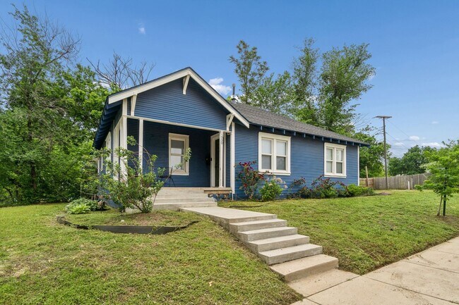 Building Photo - Charming 3-Bedroom Home with Modern Finishes and Inviting Patio!