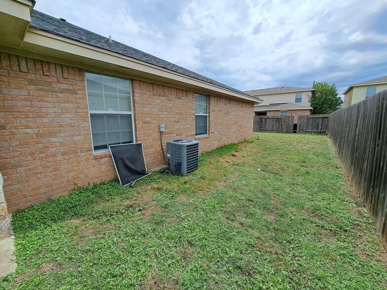 Building Photo - 4100 Cambridge Dr