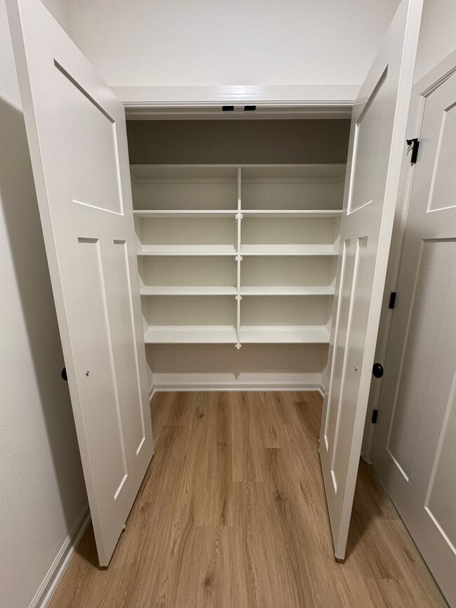 Building Photo - 3 Bed | 2 Bath Luxury Duplex | Move-in pro...