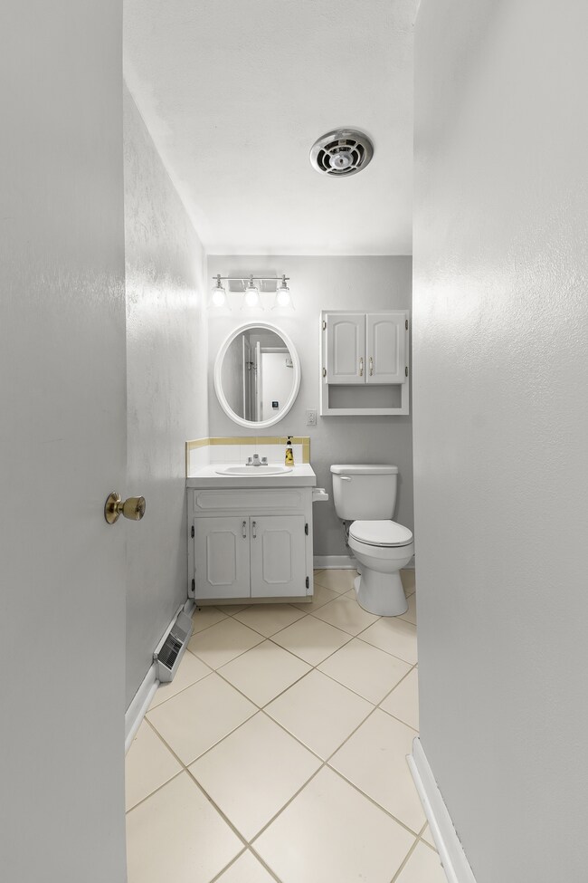 Building Photo - 1618 Oak Hills St