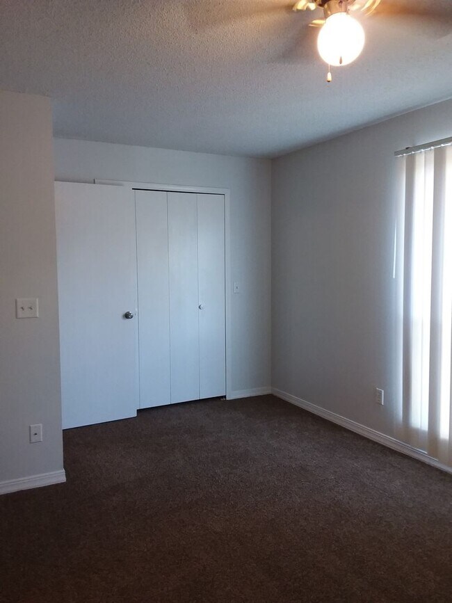 Building Photo - Lexington Square Townhome