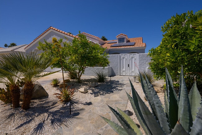 Building Photo - 41215 Carlotta Dr