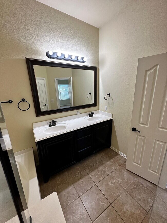 Building Photo - Stunning 3 Bedroom Home in Holland Meadows