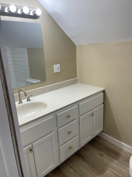 Building Photo - 1100 Lincoln St