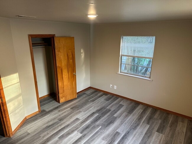 Building Photo - Available Now! 3-Bed, 1-Bath Home in centr...
