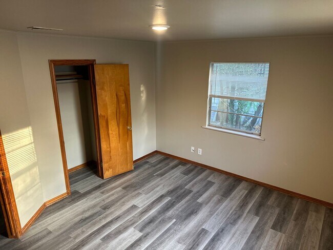 Building Photo - Available Now! 3-Bed, 1-Bath Home in central Springdale + Garage and Large, Fence-In Backyard!