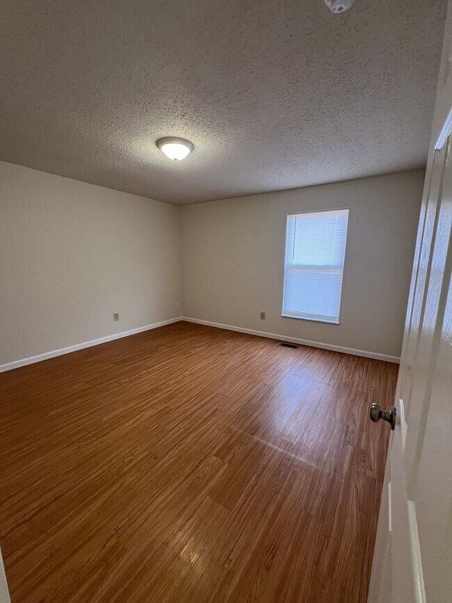 Building Photo - 4 bed 1.5 bath home close to I-44