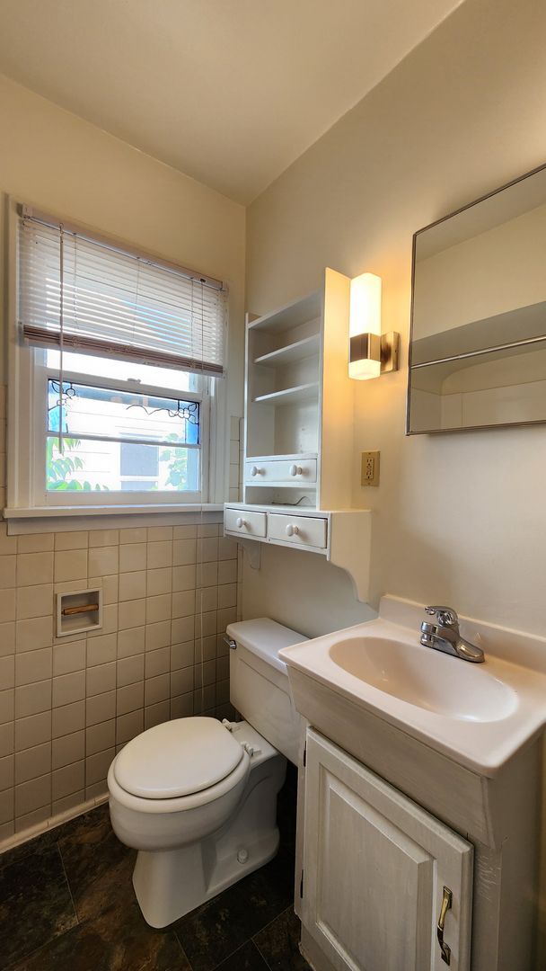 Building Photo - Beautiful University Area Home