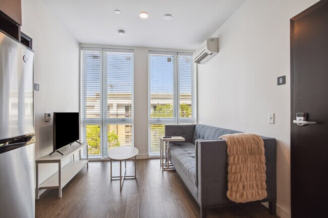 Midtown 2x2 - Living Room - Broadview at Vanderbilt