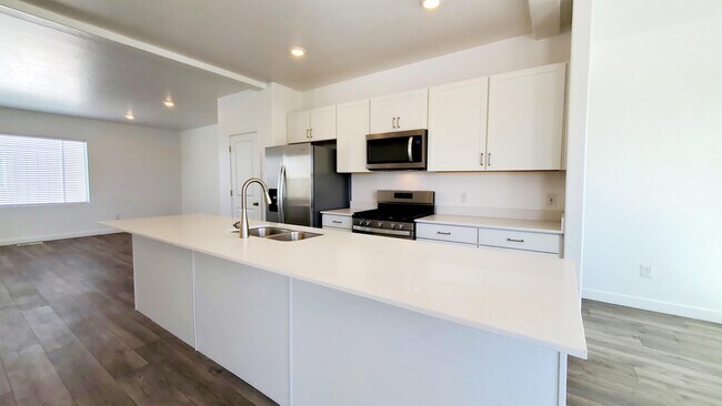 Building Photo - 1043 E Batten Ct