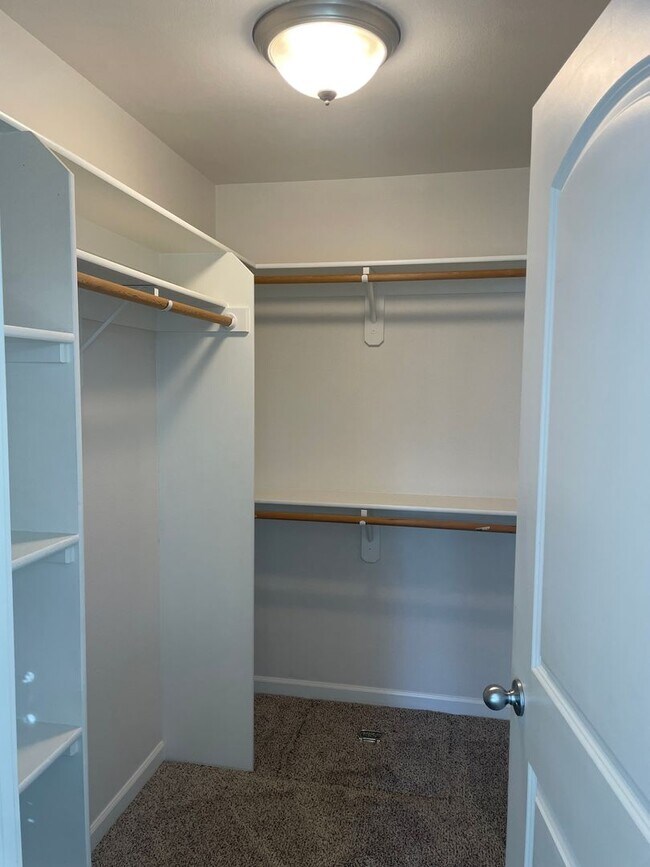 Building Photo - 2 bed 2 bath + Bonus Room Duplex in Northeast Salem!