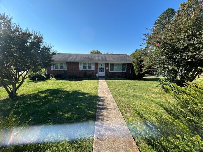 Building Photo - Beautiful 3 bed 3 bath home with finished ...