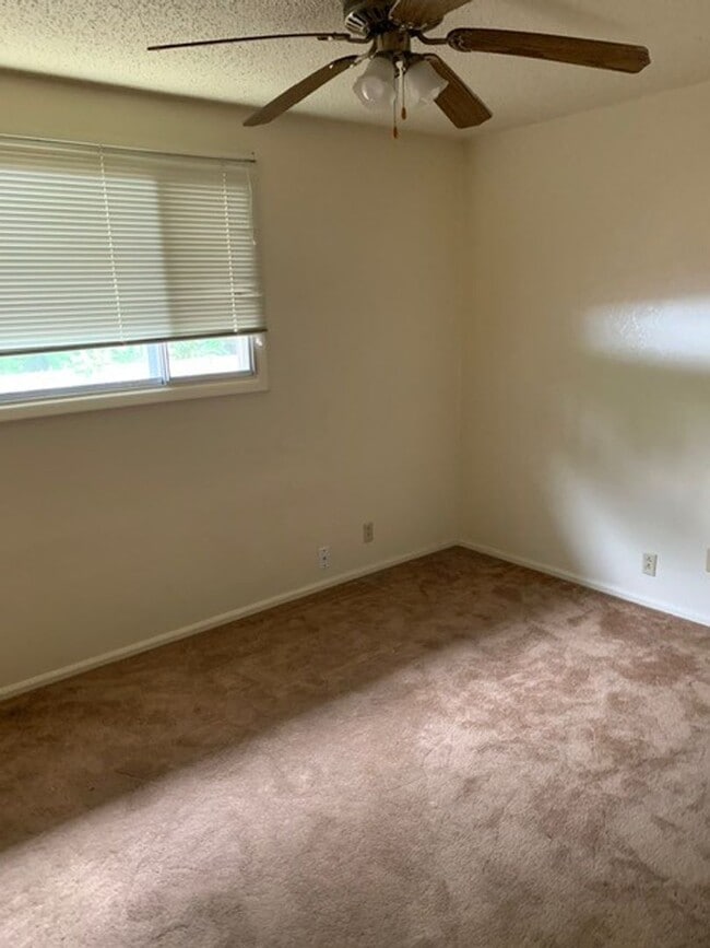 Building Photo - 3 Bedroom 2 bath