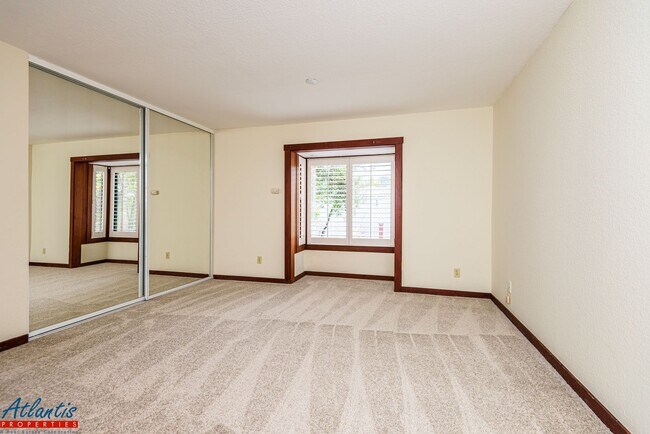Building Photo - Pacific Terrace | Spacious Condo | Washer/Dryer In Unit