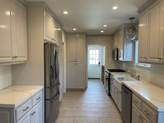 Building Photo - Luxurious Lake Balboa Home with Athletic A...