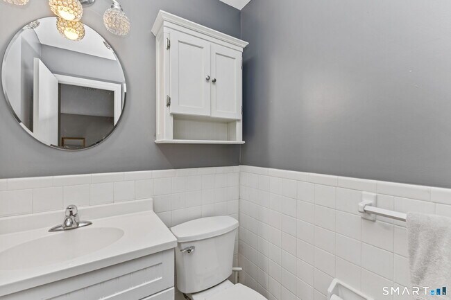 Building Photo - 22 Radio Pl