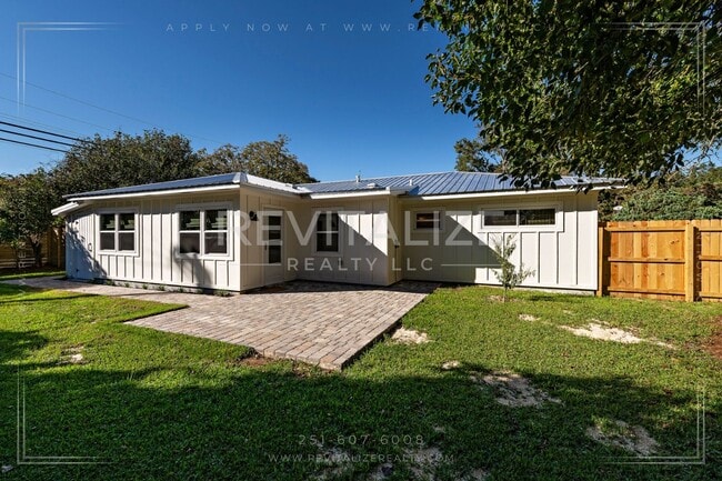 Building Photo - Perfect 3 Bd / 2 Ba Olde Towne Daphne Home!
