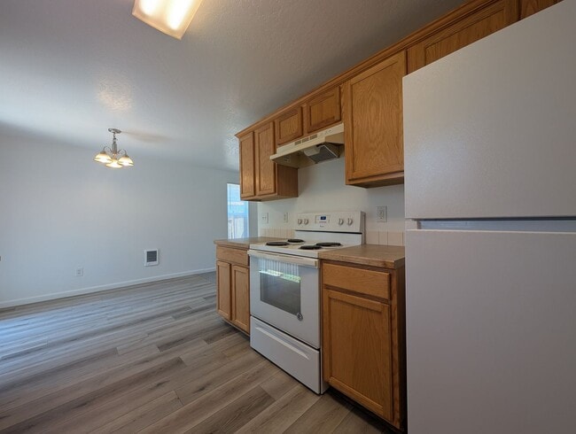 Building Photo - Nice 3 bed/1.5 bath duplex with fenced-in yard and 1 car garage