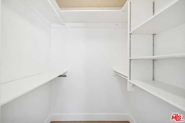 Building Photo - 919 S Sherbourne Dr