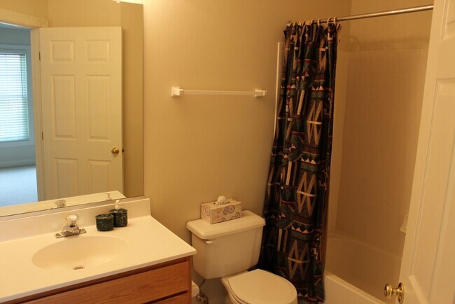 Building Photo - Lovely 3 Bedroom 2.5 Bath Townhome with De...
