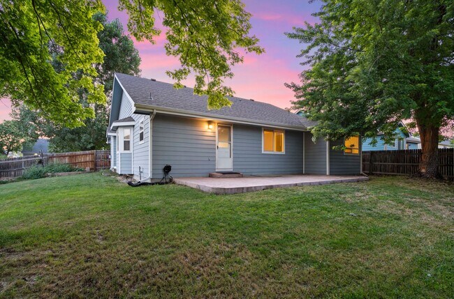 Building Photo - Stylish living in this modern 3 bed 2 bath...