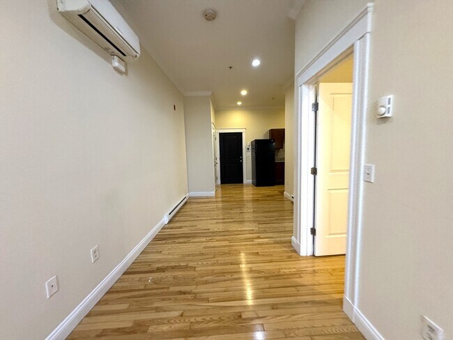 Building Photo - 3 Main St