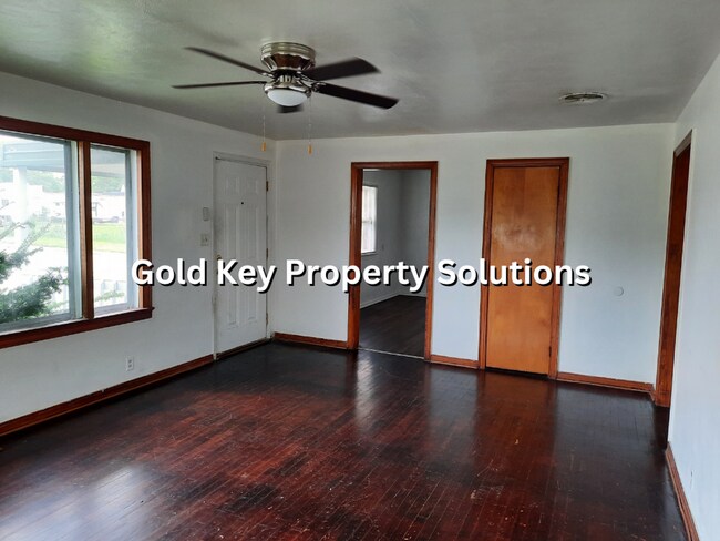 Building Photo - COMING SOON! 3 BR 1 BA House with Garage a...