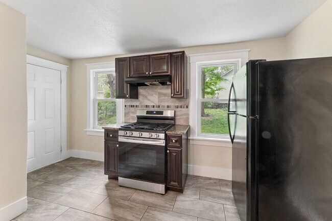 Building Photo - Charming 2-Bedroom Home!