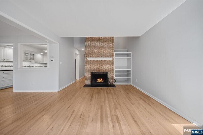 Building Photo - 12 Sandburg Ct