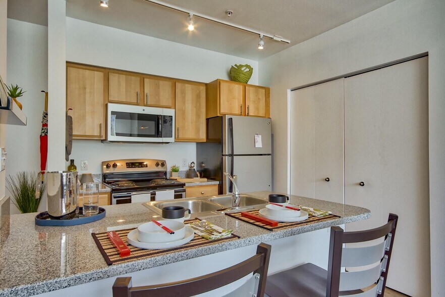 Burnham 310 Off Campus Luxury Living 310 E Springfield Ave