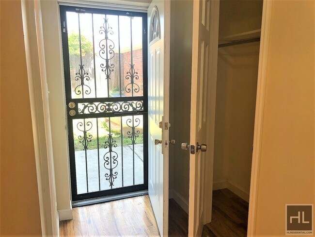 Building Photo - 869 E 95th St