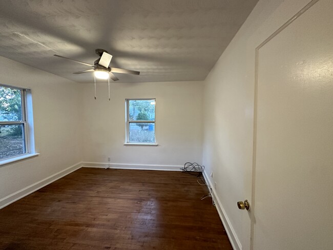 Building Photo - 735 E Henderson Dr