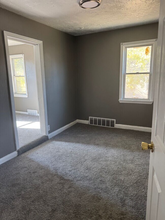 Building Photo - 3 Bedroom Home In Warren