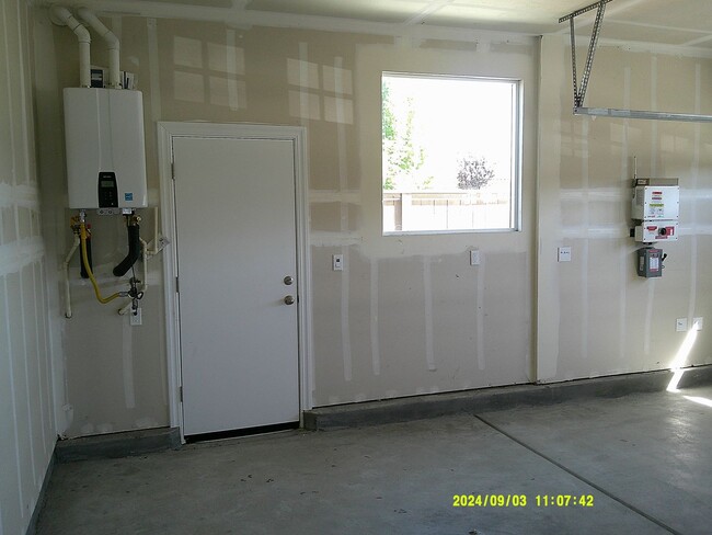 Building Photo - 700 Jasmine Ct