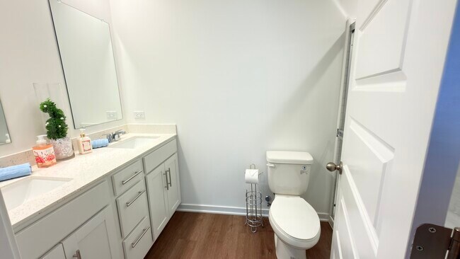 Building Photo - 435 Lakeshore Ct