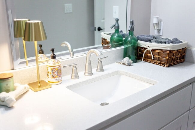 Building Photo - Move In Ready 4 Bedroom House in Yorktown!