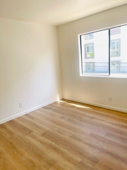 Building Photo - 518 Oak St