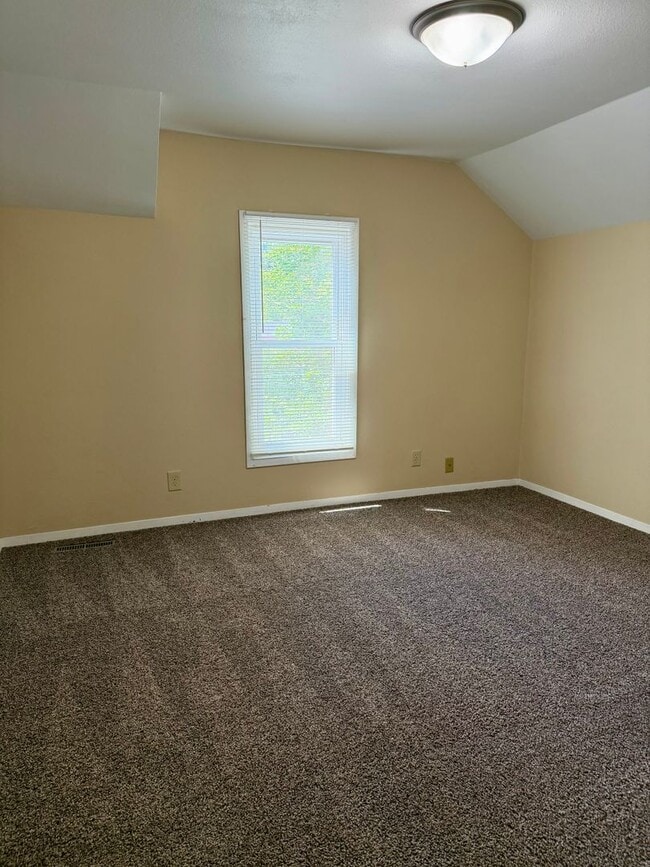 Building Photo - 3 Bed/1.5 Bath House For Rent with 2 Car Garage!