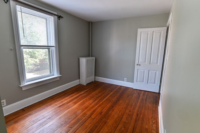 Building Photo - Charming 3 Bedroom on Verbeke St