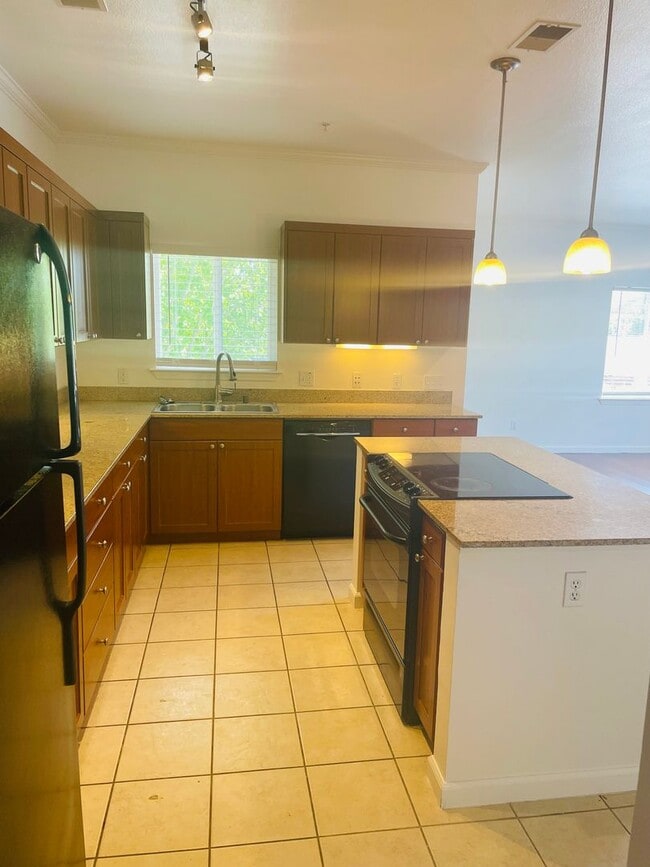 Building Photo - Beautiful North Davis 2bed/2 bath Upstairs...