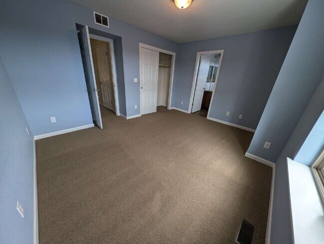 Building Photo - Great Lowry Townhome!