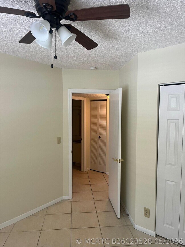 Building Photo - 9993 Three Lakes Cir
